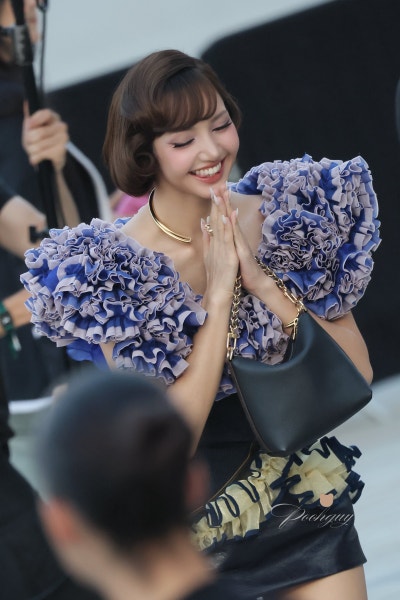 Seriously, it’s like the descent of a Louis Vuitton princess..👑 Lisa’s Louis Vuitton SS27 show, which capped off Paris Fashion Week with a surreal ruffled dress💜