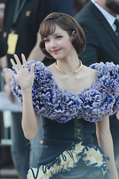 Seriously, it’s like the descent of a Louis Vuitton princess..👑 Lisa’s Louis Vuitton SS27 show, which capped off Paris Fashion Week with a surreal ruffled dress💜