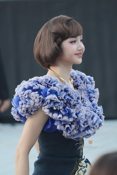 Seriously, it’s like the descent of a Louis Vuitton princess..👑 Lisa’s Louis Vuitton SS27 show, which capped off Paris Fashion Week with a surreal ruffled dress💜