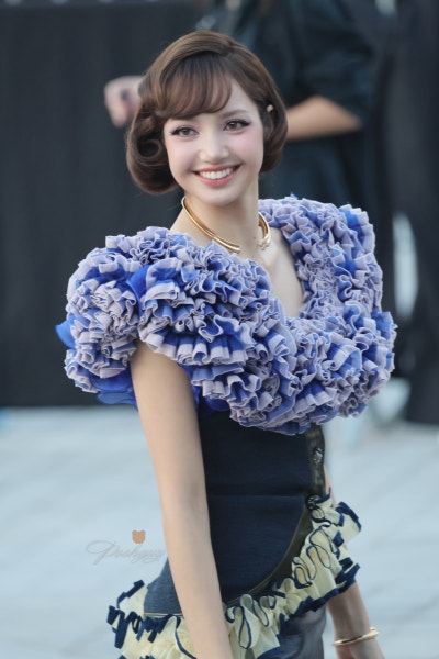Seriously, it’s like the descent of a Louis Vuitton princess..👑 Lisa’s Louis Vuitton SS27 show, which capped off Paris Fashion Week with a surreal ruffled dress💜