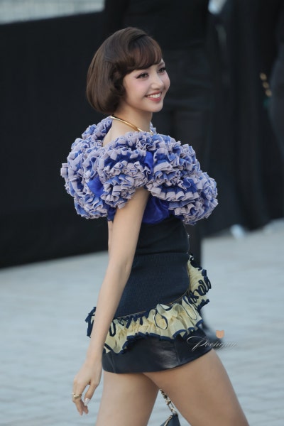 Seriously, it’s like the descent of a Louis Vuitton princess..👑 Lisa’s Louis Vuitton SS27 show, which capped off Paris Fashion Week with a surreal ruffled dress💜