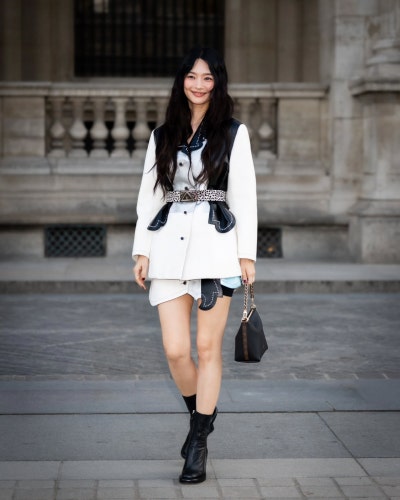 Seriously, it’s like the descent of a Louis Vuitton princess..👑 Lisa’s Louis Vuitton SS27 show, which capped off Paris Fashion Week with a surreal ruffled dress💜