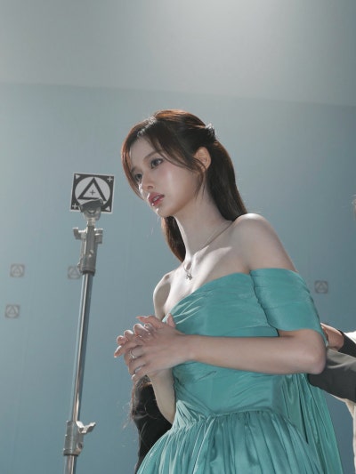 Seriously, isn't she the most beautiful woman in Joseon?๐ธ Summoning the real Seol Yoon-ah in a hanbok at Gyeongbokgung Palace, Seol Yoon-i showed off her peerless beauty on Immortal Songs๐ค