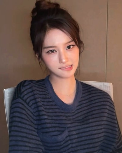 Seriously, isn't she the most beautiful woman in Joseon?๐ธ Summoning the real Seol Yoon-ah in a hanbok at Gyeongbokgung Palace, Seol Yoon-i showed off her peerless beauty on Immortal Songs๐ค