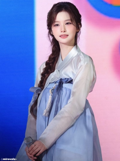 Seriously, isn't she the most beautiful woman in Joseon?๐ธ Summoning the real Seol Yoon-ah in a hanbok at Gyeongbokgung Palace, Seol Yoon-i showed off her peerless beauty on Immortal Songs๐ค