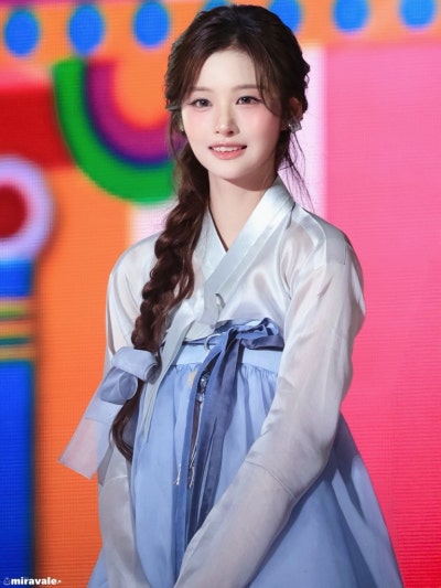 Seriously, isn't she the most beautiful woman in Joseon?๐ธ Summoning the real Seol Yoon-ah in a hanbok at Gyeongbokgung Palace, Seol Yoon-i showed off her peerless beauty on Immortal Songs๐ค