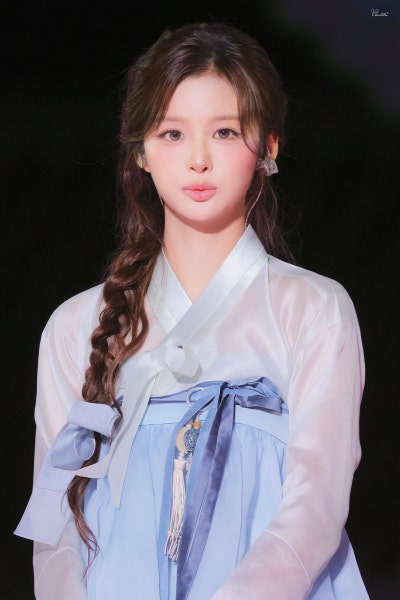 Seriously, isn't she the most beautiful woman in Joseon?๐ธ Summoning the real Seol Yoon-ah in a hanbok at Gyeongbokgung Palace, Seol Yoon-i showed off her peerless beauty on Immortal Songs๐ค