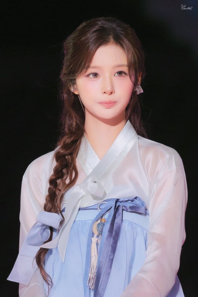 Seriously, isn't she the most beautiful woman in Joseon?๐ธ Summoning the real Seol Yoon-ah in a hanbok at Gyeongbokgung Palace, Seol Yoon-i showed off her peerless beauty on Immortal Songs๐ค