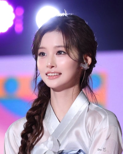 Seriously, isn't she the most beautiful woman in Joseon?๐ธ Summoning the real Seol Yoon-ah in a hanbok at Gyeongbokgung Palace, Seol Yoon-i showed off her peerless beauty on Immortal Songs๐ค
