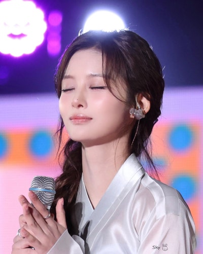 Seriously, isn't she the most beautiful woman in Joseon?๐ธ Summoning the real Seol Yoon-ah in a hanbok at Gyeongbokgung Palace, Seol Yoon-i showed off her peerless beauty on Immortal Songs๐ค