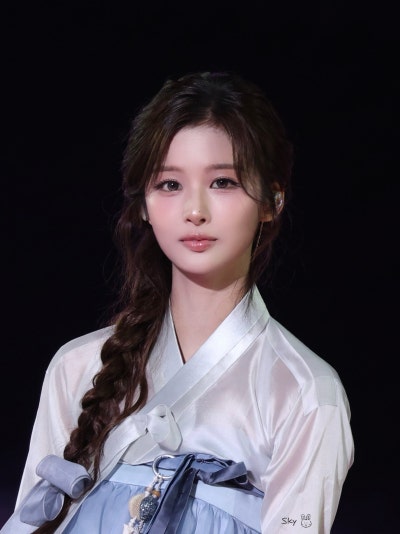 Seriously, isn't she the most beautiful woman in Joseon?๐ธ Summoning the real Seol Yoon-ah in a hanbok at Gyeongbokgung Palace, Seol Yoon-i showed off her peerless beauty on Immortal Songs๐ค