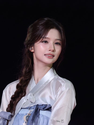 Seriously, isn't she the most beautiful woman in Joseon?๐ธ Summoning the real Seol Yoon-ah in a hanbok at Gyeongbokgung Palace, Seol Yoon-i showed off her peerless beauty on Immortal Songs๐ค
