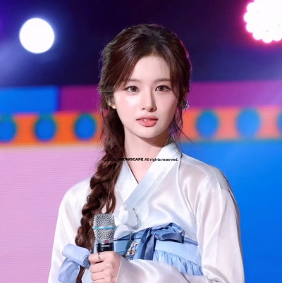 Seriously, isn't she the most beautiful woman in Joseon?๐ธ Summoning the real Seol Yoon-ah in a hanbok at Gyeongbokgung Palace, Seol Yoon-i showed off her peerless beauty on Immortal Songs๐ค