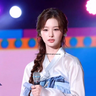 Seriously, isn't she the most beautiful woman in Joseon?๐ธ Summoning the real Seol Yoon-ah in a hanbok at Gyeongbokgung Palace, Seol Yoon-i showed off her peerless beauty on Immortal Songs๐ค