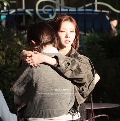 She's only 19... but she already has an insane goddess aura ๐ค, Baby Cheon Song-yi Eina's New York trench coat casual fashion that shines with her superior charm ๐ถ๏ธ