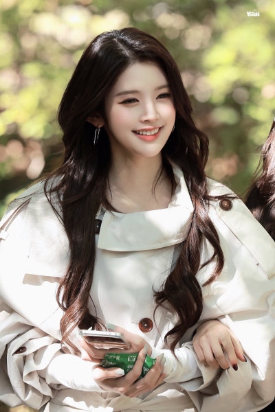 She's only 19... but she already has an insane goddess aura ๐ค, Baby Cheon Song-yi Eina's New York trench coat casual fashion that shines with her superior charm ๐ถ๏ธ