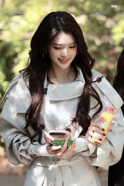 She's only 19... but she already has an insane goddess aura ๐ค, Baby Cheon Song-yi Eina's New York trench coat casual fashion that shines with her superior charm ๐ถ๏ธ