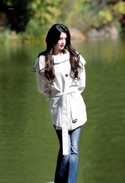 She's only 19... but she already has an insane goddess aura ๐ค, Baby Cheon Song-yi Eina's New York trench coat casual fashion that shines with her superior charm ๐ถ๏ธ