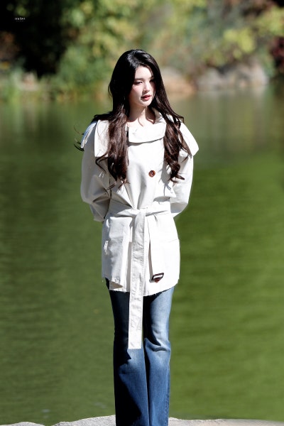 She's only 19... but she already has an insane goddess aura ๐ค, Baby Cheon Song-yi Eina's New York trench coat casual fashion that shines with her superior charm ๐ถ๏ธ