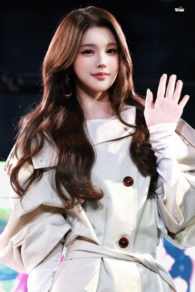 She's only 19... but she already has an insane goddess aura ๐ค, Baby Cheon Song-yi Eina's New York trench coat casual fashion that shines with her superior charm ๐ถ๏ธ
