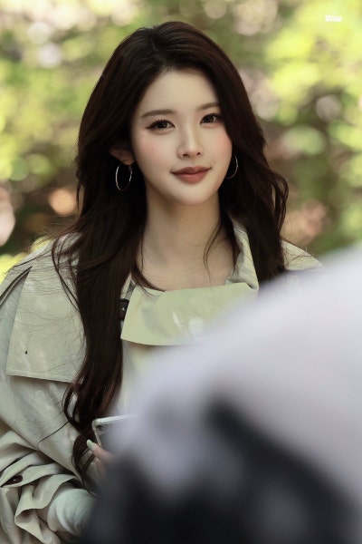 She's only 19... but she already has an insane goddess aura ๐ค, Baby Cheon Song-yi Eina's New York trench coat casual fashion that shines with her superior charm ๐ถ๏ธ