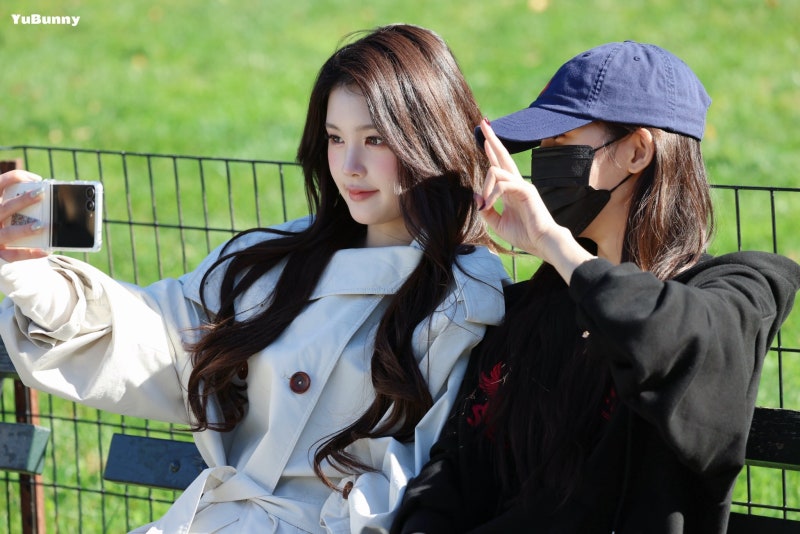 She's only 19... but she already has an insane goddess aura ๐ค, Baby Cheon Song-yi Eina's New York trench coat casual fashion that shines with her superior charm ๐ถ๏ธ