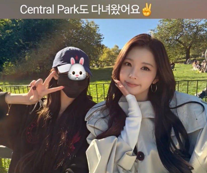 She's only 19... but she already has an insane goddess aura ๐ค, Baby Cheon Song-yi Eina's New York trench coat casual fashion that shines with her superior charm ๐ถ๏ธ