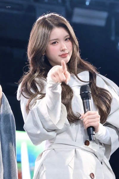 She's only 19... but she already has an insane goddess aura ๐ค, Baby Cheon Song-yi Eina's New York trench coat casual fashion that shines with her superior charm ๐ถ๏ธ