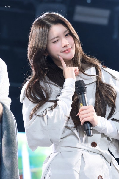 She's only 19... but she already has an insane goddess aura ๐ค, Baby Cheon Song-yi Eina's New York trench coat casual fashion that shines with her superior charm ๐ถ๏ธ