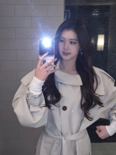 She's only 19... but she already has an insane goddess aura ๐ค, Baby Cheon Song-yi Eina's New York trench coat casual fashion that shines with her superior charm ๐ถ๏ธ
