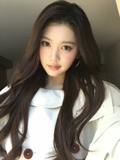 She's only 19... but she already has an insane goddess aura ๐ค, Baby Cheon Song-yi Eina's New York trench coat casual fashion that shines with her superior charm ๐ถ๏ธ