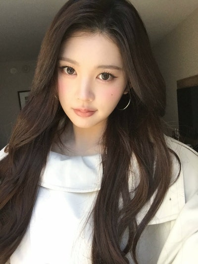 She's only 19... but she already has an insane goddess aura ๐ค, Baby Cheon Song-yi Eina's New York trench coat casual fashion that shines with her superior charm ๐ถ๏ธ