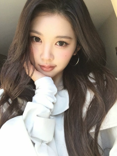 She's only 19... but she already has an insane goddess aura ๐ค, Baby Cheon Song-yi Eina's New York trench coat casual fashion that shines with her superior charm ๐ถ๏ธ