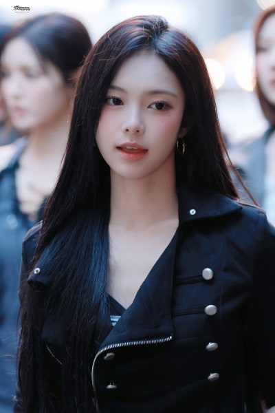 Seriously, she’s the epitome of a super-beautiful New Yorker girlfriend..🖤 A collection of 18-year-old Ian’s New York casual fashion looks, bursting with girlfriend vibes as she causes a sensation in all-black skinny jeans🕶️