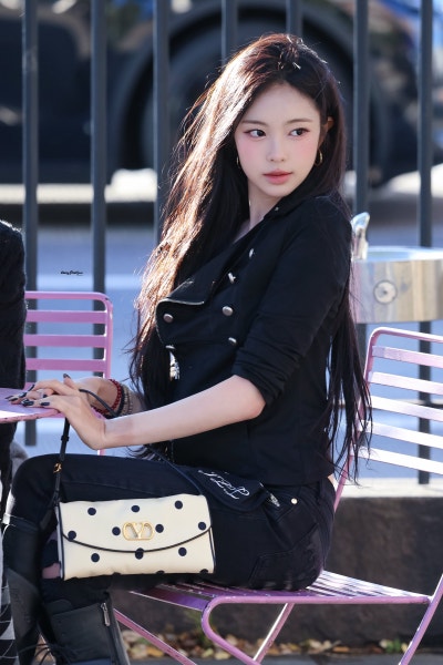 Seriously, she’s the epitome of a super-beautiful New Yorker girlfriend..🖤 A collection of 18-year-old Ian’s New York casual fashion looks, bursting with girlfriend vibes as she causes a sensation in all-black skinny jeans🕶️