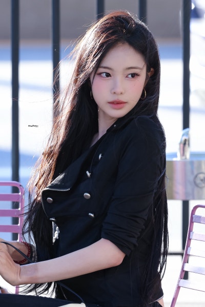 Seriously, she’s the epitome of a super-beautiful New Yorker girlfriend..🖤 A collection of 18-year-old Ian’s New York casual fashion looks, bursting with girlfriend vibes as she causes a sensation in all-black skinny jeans🕶️