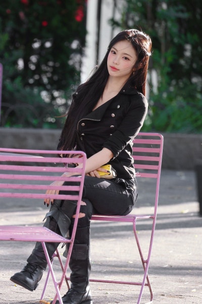 Seriously, she’s the epitome of a super-beautiful New Yorker girlfriend..🖤 A collection of 18-year-old Ian’s New York casual fashion looks, bursting with girlfriend vibes as she causes a sensation in all-black skinny jeans🕶️