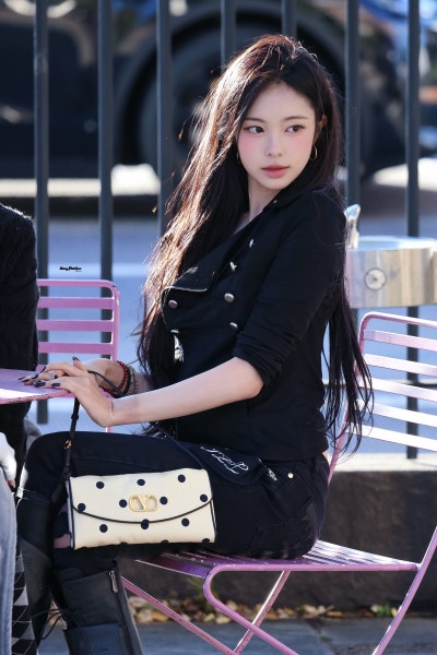 Seriously, she’s the epitome of a super-beautiful New Yorker girlfriend..🖤 A collection of 18-year-old Ian’s New York casual fashion looks, bursting with girlfriend vibes as she causes a sensation in all-black skinny jeans🕶️