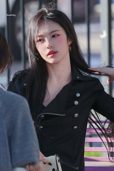 Seriously, she’s the epitome of a super-beautiful New Yorker girlfriend..🖤 A collection of 18-year-old Ian’s New York casual fashion looks, bursting with girlfriend vibes as she causes a sensation in all-black skinny jeans🕶️