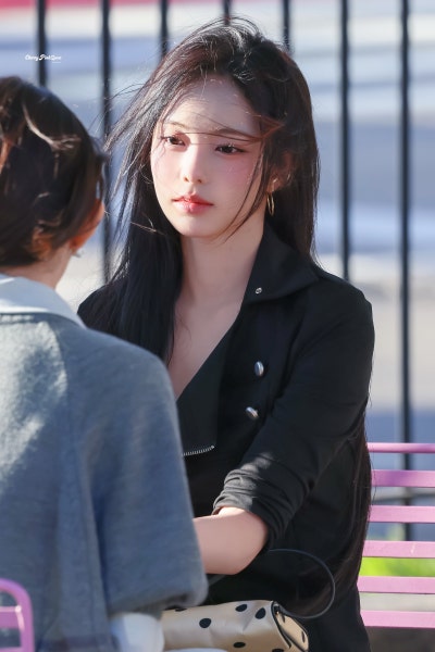 Seriously, she’s the epitome of a super-beautiful New Yorker girlfriend..🖤 A collection of 18-year-old Ian’s New York casual fashion looks, bursting with girlfriend vibes as she causes a sensation in all-black skinny jeans🕶️