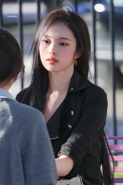 Seriously, she’s the epitome of a super-beautiful New Yorker girlfriend..🖤 A collection of 18-year-old Ian’s New York casual fashion looks, bursting with girlfriend vibes as she causes a sensation in all-black skinny jeans🕶️