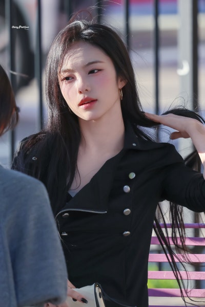 Seriously, she’s the epitome of a super-beautiful New Yorker girlfriend..🖤 A collection of 18-year-old Ian’s New York casual fashion looks, bursting with girlfriend vibes as she causes a sensation in all-black skinny jeans🕶️