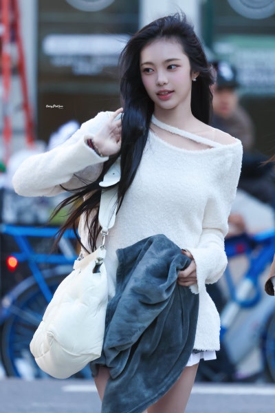 Seriously, she’s the epitome of a super-beautiful New Yorker girlfriend..🖤 A collection of 18-year-old Ian’s New York casual fashion looks, bursting with girlfriend vibes as she causes a sensation in all-black skinny jeans🕶️