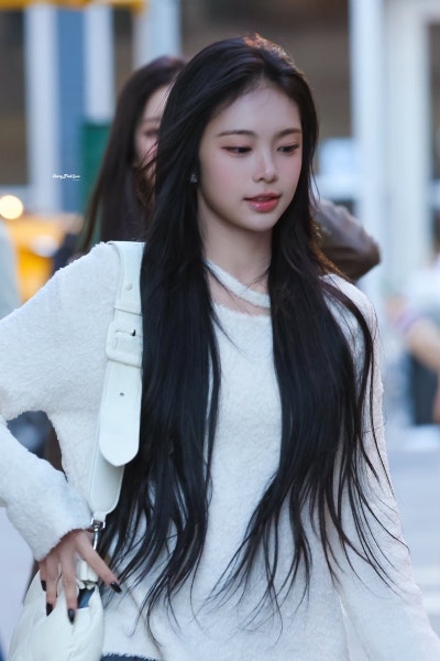 Seriously, she’s the epitome of a super-beautiful New Yorker girlfriend..🖤 A collection of 18-year-old Ian’s New York casual fashion looks, bursting with girlfriend vibes as she causes a sensation in all-black skinny jeans🕶️