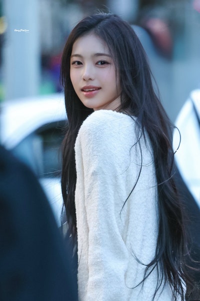 Seriously, she’s the epitome of a super-beautiful New Yorker girlfriend..🖤 A collection of 18-year-old Ian’s New York casual fashion looks, bursting with girlfriend vibes as she causes a sensation in all-black skinny jeans🕶️