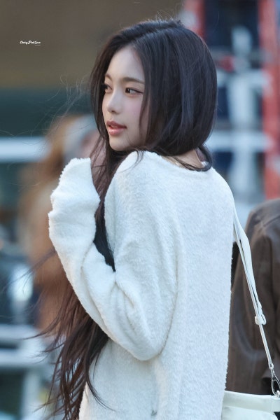 Seriously, she’s the epitome of a super-beautiful New Yorker girlfriend..🖤 A collection of 18-year-old Ian’s New York casual fashion looks, bursting with girlfriend vibes as she causes a sensation in all-black skinny jeans🕶️