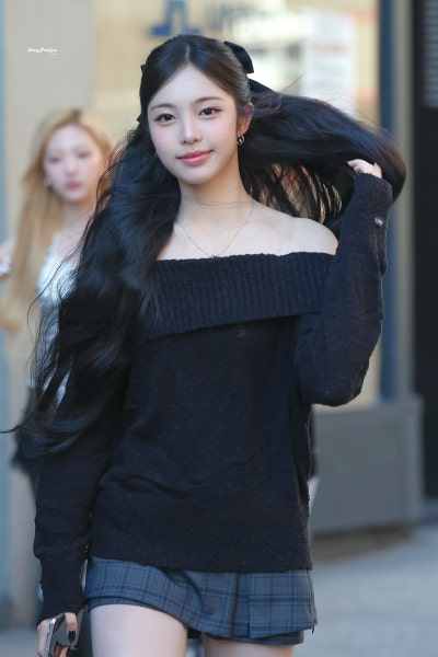 Seriously, she’s the epitome of a super-beautiful New Yorker girlfriend..🖤 A collection of 18-year-old Ian’s New York casual fashion looks, bursting with girlfriend vibes as she causes a sensation in all-black skinny jeans🕶️