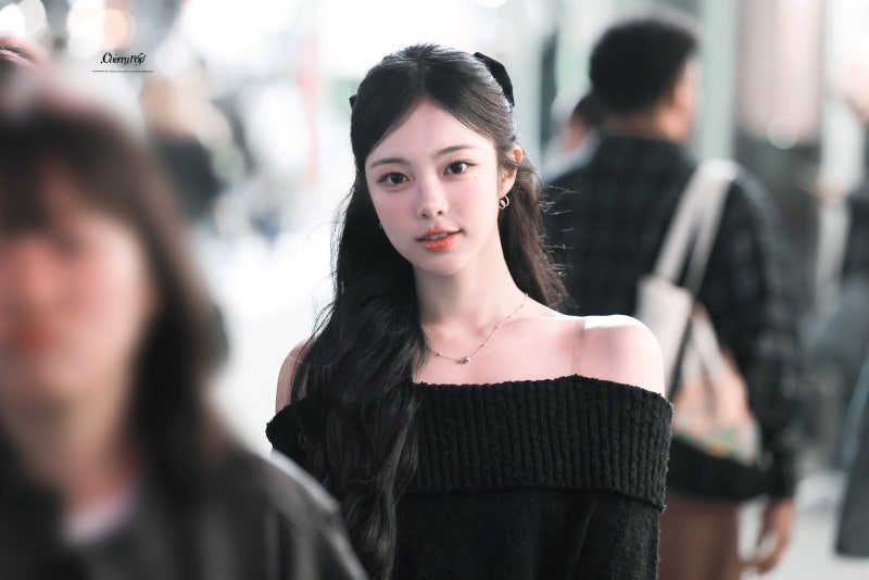 Seriously, she’s the epitome of a super-beautiful New Yorker girlfriend..🖤 A collection of 18-year-old Ian’s New York casual fashion looks, bursting with girlfriend vibes as she causes a sensation in all-black skinny jeans🕶️