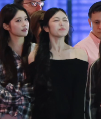 Seriously, she’s the epitome of a super-beautiful New Yorker girlfriend..🖤 A collection of 18-year-old Ian’s New York casual fashion looks, bursting with girlfriend vibes as she causes a sensation in all-black skinny jeans🕶️