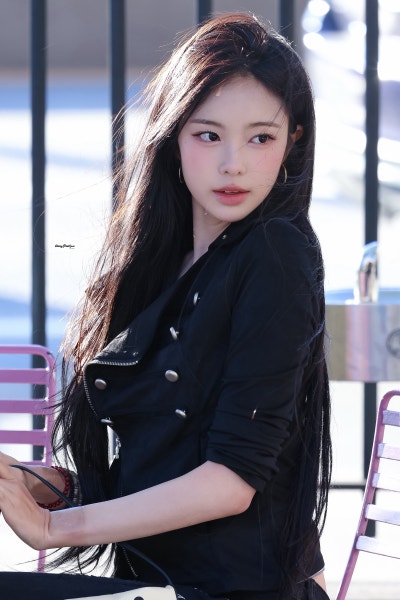 Seriously, she’s the epitome of a super-beautiful New Yorker girlfriend..🖤 A collection of 18-year-old Ian’s New York casual fashion looks, bursting with girlfriend vibes as she causes a sensation in all-black skinny jeans🕶️
